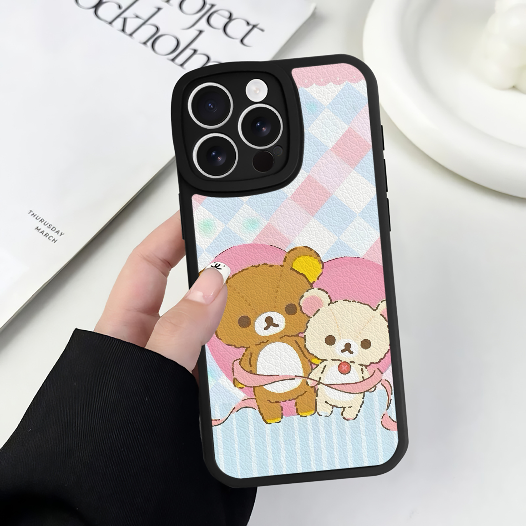 （画像用） リラックマ リラックマ キイロイトリ Rilakkuma Korilakkuma Kiiroitori 【iPhone 16シリーズ対応】シリコンスマホケース（レザー調） 材質：シリコン